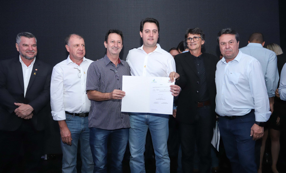 O Governo do Paraná concluiu nesta sexta-feira (17) a agenda em Maringá com a confirmação de R$ 41 milhões para ações e investimentos em 40 municípios da região Noroeste. O governador Carlos Massa Ratinho Junior recebeu prefeitos na 47ª Expoingá, no Parque Internacional de Exposições Francisco Feio Ribeiro. O encontro fez parte das ações em Maringá como sede administrativa do governo estadual. Foto: Rodrio Felix Leal/ANPr