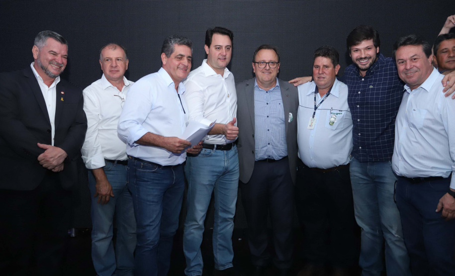 O Governo do Paraná concluiu nesta sexta-feira (17) a agenda em Maringá com a confirmação de R$ 41 milhões para ações e investimentos em 40 municípios da região Noroeste. O governador Carlos Massa Ratinho Junior recebeu prefeitos na 47ª Expoingá, no Parque Internacional de Exposições Francisco Feio Ribeiro. O encontro fez parte das ações em Maringá como sede administrativa do governo estadual. Foto: Rodrio Felix Leal/ANPr