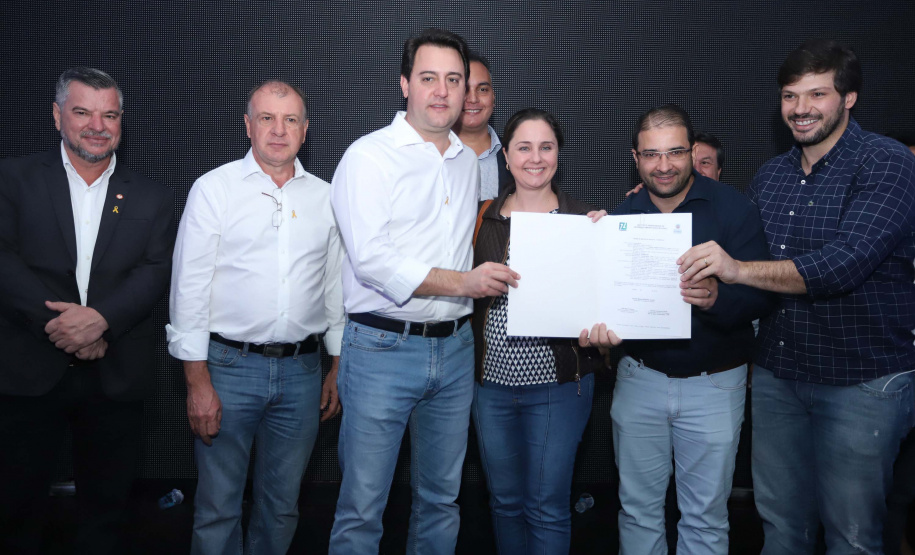 O Governo do Paraná concluiu nesta sexta-feira (17) a agenda em Maringá com a confirmação de R$ 41 milhões para ações e investimentos em 40 municípios da região Noroeste. O governador Carlos Massa Ratinho Junior recebeu prefeitos na 47ª Expoingá, no Parque Internacional de Exposições Francisco Feio Ribeiro. O encontro fez parte das ações em Maringá como sede administrativa do governo estadual. Foto: Rodrio Felix Leal/ANPr