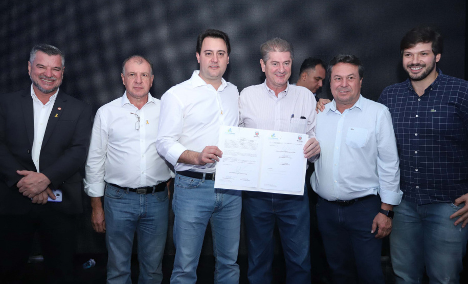 O Governo do Paraná concluiu nesta sexta-feira (17) a agenda em Maringá com a confirmação de R$ 41 milhões para ações e investimentos em 40 municípios da região Noroeste. O governador Carlos Massa Ratinho Junior recebeu prefeitos na 47ª Expoingá, no Parque Internacional de Exposições Francisco Feio Ribeiro. O encontro fez parte das ações em Maringá como sede administrativa do governo estadual. Foto: Rodrio Felix Leal/ANPr