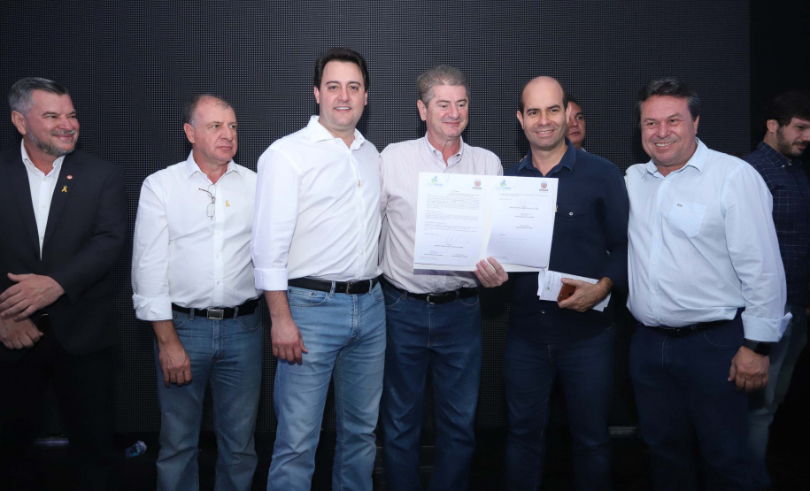 O Governo do Paraná concluiu nesta sexta-feira (17) a agenda em Maringá com a confirmação de R$ 41 milhões para ações e investimentos em 40 municípios da região Noroeste. O governador Carlos Massa Ratinho Junior recebeu prefeitos na 47ª Expoingá, no Parque Internacional de Exposições Francisco Feio Ribeiro. O encontro fez parte das ações em Maringá como sede administrativa do governo estadual. Foto: Rodrio Felix Leal/ANPr