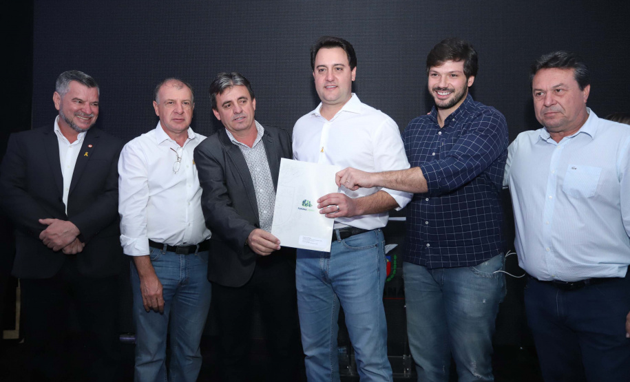 O Governo do Paraná concluiu nesta sexta-feira (17) a agenda em Maringá com a confirmação de R$ 41 milhões para ações e investimentos em 40 municípios da região Noroeste. O governador Carlos Massa Ratinho Junior recebeu prefeitos na 47ª Expoingá, no Parque Internacional de Exposições Francisco Feio Ribeiro. O encontro fez parte das ações em Maringá como sede administrativa do governo estadual. Foto: Rodrio Felix Leal/ANPr