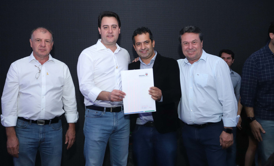 O Governo do Paraná concluiu nesta sexta-feira (17) a agenda em Maringá com a confirmação de R$ 41 milhões para ações e investimentos em 40 municípios da região Noroeste. O governador Carlos Massa Ratinho Junior recebeu prefeitos na 47ª Expoingá, no Parque Internacional de Exposições Francisco Feio Ribeiro. O encontro fez parte das ações em Maringá como sede administrativa do governo estadual. Foto: Rodrio Felix Leal/ANPr