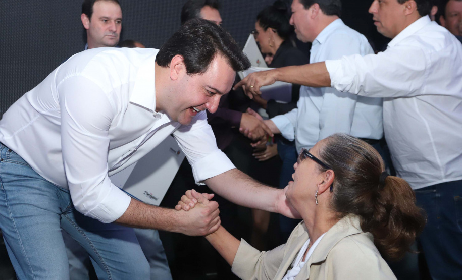 O Governo do Paraná concluiu nesta sexta-feira (17) a agenda em Maringá com a confirmação de R$ 41 milhões para ações e investimentos em 40 municípios da região Noroeste. O governador Carlos Massa Ratinho Junior recebeu prefeitos na 47ª Expoingá, no Parque Internacional de Exposições Francisco Feio Ribeiro. O encontro fez parte das ações em Maringá como sede administrativa do governo estadual. Foto: Rodrio Felix Leal/ANPr