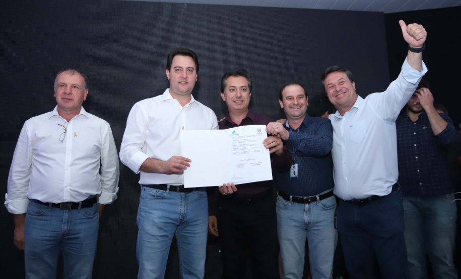 O Governo do Paraná concluiu nesta sexta-feira (17) a agenda em Maringá com a confirmação de R$ 41 milhões para ações e investimentos em 40 municípios da região Noroeste. O governador Carlos Massa Ratinho Junior recebeu prefeitos na 47ª Expoingá, no Parque Internacional de Exposições Francisco Feio Ribeiro. O encontro fez parte das ações em Maringá como sede administrativa do governo estadual. Foto: Rodrio Felix Leal/ANPr