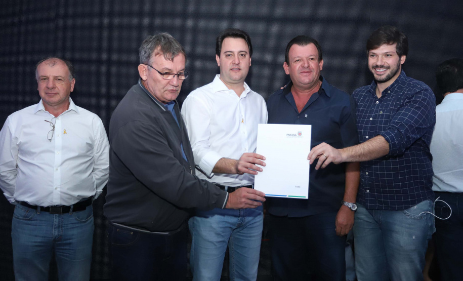 O Governo do Paraná concluiu nesta sexta-feira (17) a agenda em Maringá com a confirmação de R$ 41 milhões para ações e investimentos em 40 municípios da região Noroeste. O governador Carlos Massa Ratinho Junior recebeu prefeitos na 47ª Expoingá, no Parque Internacional de Exposições Francisco Feio Ribeiro. O encontro fez parte das ações em Maringá como sede administrativa do governo estadual. Foto: Rodrio Felix Leal/ANPr