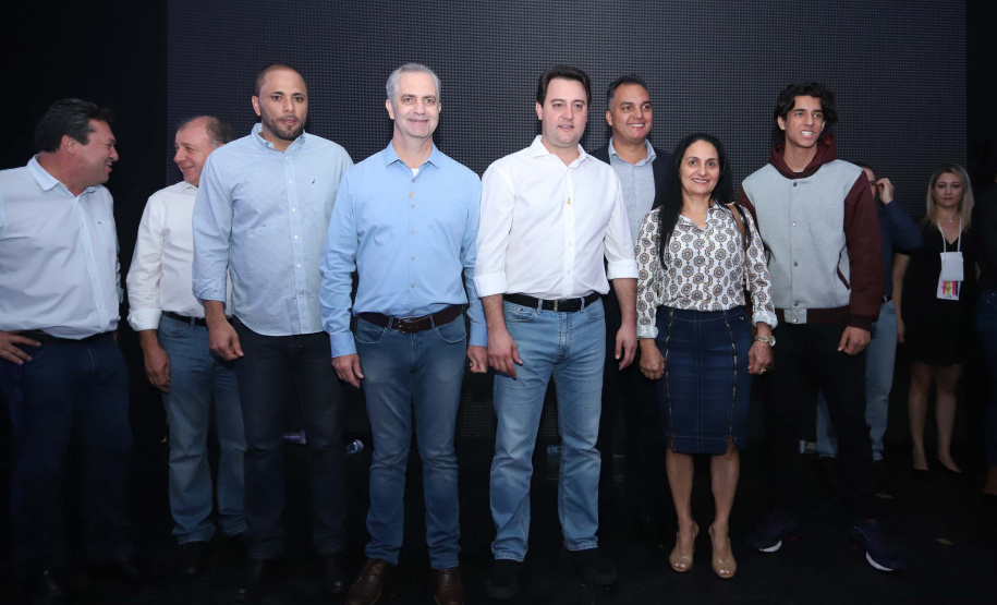 O Governo do Paraná concluiu nesta sexta-feira (17) a agenda em Maringá com a confirmação de R$ 41 milhões para ações e investimentos em 40 municípios da região Noroeste. O governador Carlos Massa Ratinho Junior recebeu prefeitos na 47ª Expoingá, no Parque Internacional de Exposições Francisco Feio Ribeiro. O encontro fez parte das ações em Maringá como sede administrativa do governo estadual. Foto: Rodrio Felix Leal/ANPr