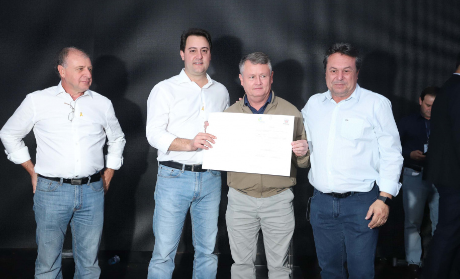 O Governo do Paraná concluiu nesta sexta-feira (17) a agenda em Maringá com a confirmação de R$ 41 milhões para ações e investimentos em 40 municípios da região Noroeste. O governador Carlos Massa Ratinho Junior recebeu prefeitos na 47ª Expoingá, no Parque Internacional de Exposições Francisco Feio Ribeiro. O encontro fez parte das ações em Maringá como sede administrativa do governo estadual. Foto: Rodrio Felix Leal/ANPr