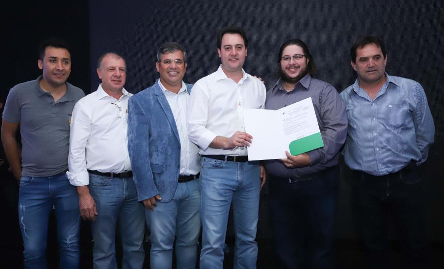 O Governo do Paraná concluiu nesta sexta-feira (17) a agenda em Maringá com a confirmação de R$ 41 milhões para ações e investimentos em 40 municípios da região Noroeste. O governador Carlos Massa Ratinho Junior recebeu prefeitos na 47ª Expoingá, no Parque Internacional de Exposições Francisco Feio Ribeiro. O encontro fez parte das ações em Maringá como sede administrativa do governo estadual. Foto: Rodrio Felix Leal/ANPr