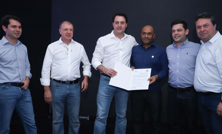 O Governo do Paraná concluiu nesta sexta-feira (17) a agenda em Maringá com a confirmação de R$ 41 milhões para ações e investimentos em 40 municípios da região Noroeste. O governador Carlos Massa Ratinho Junior recebeu prefeitos na 47ª Expoingá, no Parque Internacional de Exposições Francisco Feio Ribeiro. O encontro fez parte das ações em Maringá como sede administrativa do governo estadual. Foto: Rodrio Felix Leal/ANPr