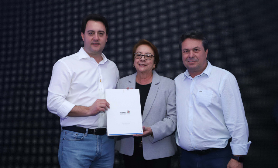 O Governo do Paraná concluiu nesta sexta-feira (17) a agenda em Maringá com a confirmação de R$ 41 milhões para ações e investimentos em 40 municípios da região Noroeste. O governador Carlos Massa Ratinho Junior recebeu prefeitos na 47ª Expoingá, no Parque Internacional de Exposições Francisco Feio Ribeiro. O encontro fez parte das ações em Maringá como sede administrativa do governo estadual. Foto: Rodrio Felix Leal/ANPr