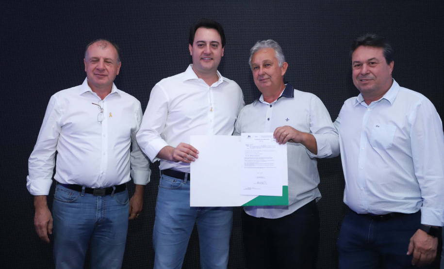 O Governo do Paraná concluiu nesta sexta-feira (17) a agenda em Maringá com a confirmação de R$ 41 milhões para ações e investimentos em 40 municípios da região Noroeste. O governador Carlos Massa Ratinho Junior recebeu prefeitos na 47ª Expoingá, no Parque Internacional de Exposições Francisco Feio Ribeiro. O encontro fez parte das ações em Maringá como sede administrativa do governo estadual. Foto: Rodrio Felix Leal/ANPr