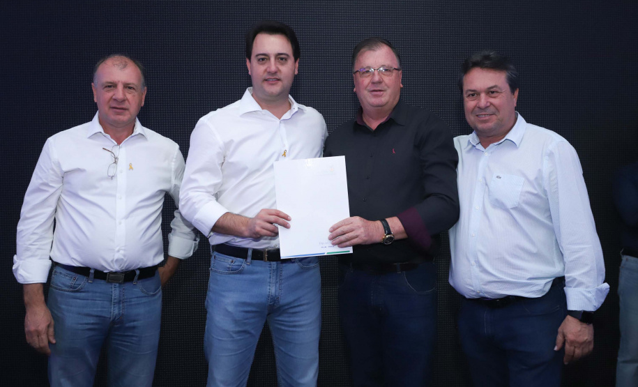 O Governo do Paraná concluiu nesta sexta-feira (17) a agenda em Maringá com a confirmação de R$ 41 milhões para ações e investimentos em 40 municípios da região Noroeste. O governador Carlos Massa Ratinho Junior recebeu prefeitos na 47ª Expoingá, no Parque Internacional de Exposições Francisco Feio Ribeiro. O encontro fez parte das ações em Maringá como sede administrativa do governo estadual. Foto: Rodrio Felix Leal/ANPr