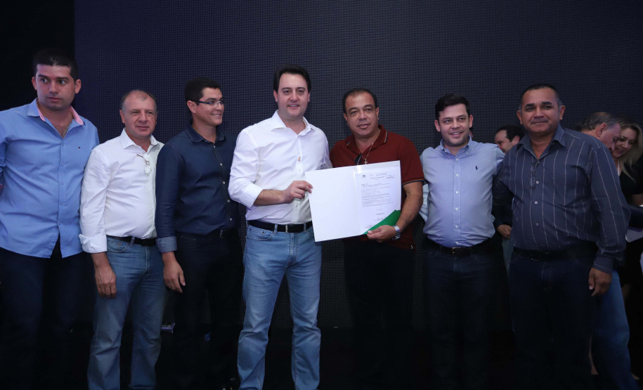 O Governo do Paraná concluiu nesta sexta-feira (17) a agenda em Maringá com a confirmação de R$ 41 milhões para ações e investimentos em 40 municípios da região Noroeste. O governador Carlos Massa Ratinho Junior recebeu prefeitos na 47ª Expoingá, no Parque Internacional de Exposições Francisco Feio Ribeiro. O encontro fez parte das ações em Maringá como sede administrativa do governo estadual. Foto: Rodrio Felix Leal/ANPr