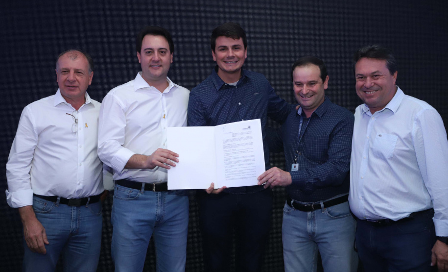 O Governo do Paraná concluiu nesta sexta-feira (17) a agenda em Maringá com a confirmação de R$ 41 milhões para ações e investimentos em 40 municípios da região Noroeste. O governador Carlos Massa Ratinho Junior recebeu prefeitos na 47ª Expoingá, no Parque Internacional de Exposições Francisco Feio Ribeiro. O encontro fez parte das ações em Maringá como sede administrativa do governo estadual. Foto: Rodrio Felix Leal/ANPr