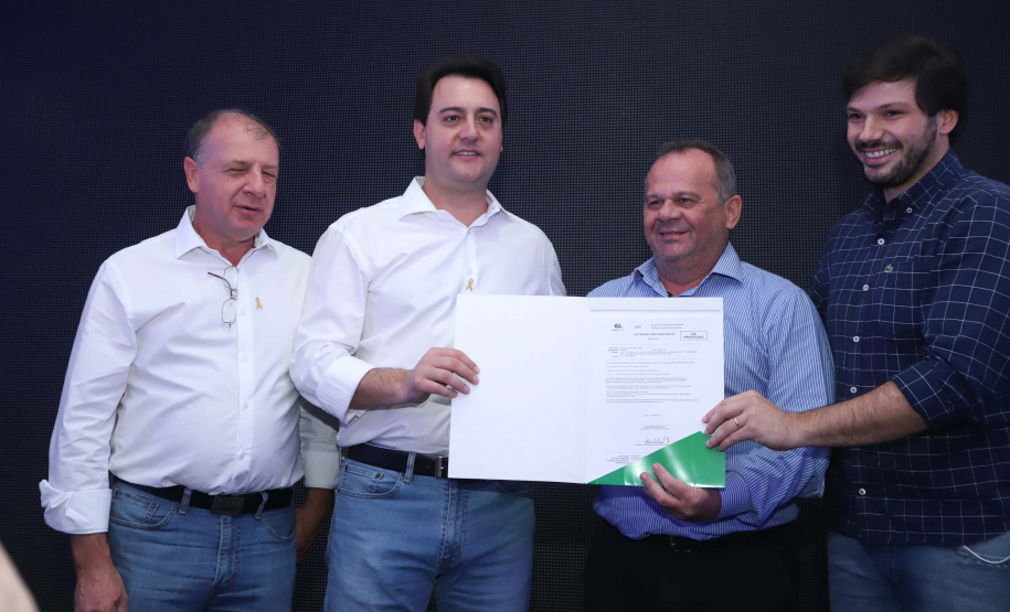 O Governo do Paraná concluiu nesta sexta-feira (17) a agenda em Maringá com a confirmação de R$ 41 milhões para ações e investimentos em 40 municípios da região Noroeste. O governador Carlos Massa Ratinho Junior recebeu prefeitos na 47ª Expoingá, no Parque Internacional de Exposições Francisco Feio Ribeiro. O encontro fez parte das ações em Maringá como sede administrativa do governo estadual. Foto: Rodrio Felix Leal/ANPr