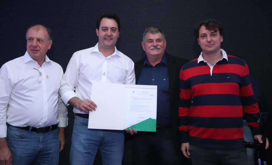 O Governo do Paraná concluiu nesta sexta-feira (17) a agenda em Maringá com a confirmação de R$ 41 milhões para ações e investimentos em 40 municípios da região Noroeste. O governador Carlos Massa Ratinho Junior recebeu prefeitos na 47ª Expoingá, no Parque Internacional de Exposições Francisco Feio Ribeiro. O encontro fez parte das ações em Maringá como sede administrativa do governo estadual. Foto: Rodrio Felix Leal/ANPr