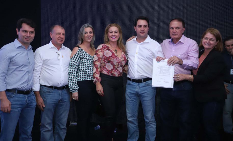 O Governo do Paraná concluiu nesta sexta-feira (17) a agenda em Maringá com a confirmação de R$ 41 milhões para ações e investimentos em 40 municípios da região Noroeste. O governador Carlos Massa Ratinho Junior recebeu prefeitos na 47ª Expoingá, no Parque Internacional de Exposições Francisco Feio Ribeiro. O encontro fez parte das ações em Maringá como sede administrativa do governo estadual. Foto: Rodrio Felix Leal/ANPr