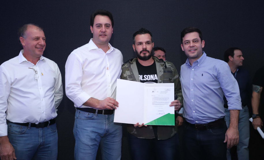 O Governo do Paraná concluiu nesta sexta-feira (17) a agenda em Maringá com a confirmação de R$ 41 milhões para ações e investimentos em 40 municípios da região Noroeste. O governador Carlos Massa Ratinho Junior recebeu prefeitos na 47ª Expoingá, no Parque Internacional de Exposições Francisco Feio Ribeiro. O encontro fez parte das ações em Maringá como sede administrativa do governo estadual. Foto: Rodrio Felix Leal/ANPr