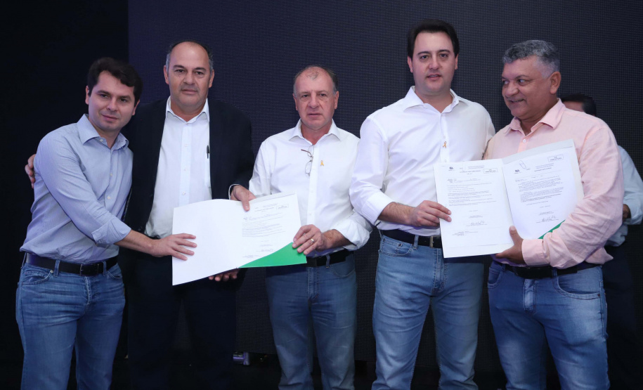 O Governo do Paraná concluiu nesta sexta-feira (17) a agenda em Maringá com a confirmação de R$ 41 milhões para ações e investimentos em 40 municípios da região Noroeste. O governador Carlos Massa Ratinho Junior recebeu prefeitos na 47ª Expoingá, no Parque Internacional de Exposições Francisco Feio Ribeiro. O encontro fez parte das ações em Maringá como sede administrativa do governo estadual. Foto: Rodrio Felix Leal/ANPr