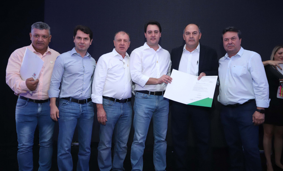 O Governo do Paraná concluiu nesta sexta-feira (17) a agenda em Maringá com a confirmação de R$ 41 milhões para ações e investimentos em 40 municípios da região Noroeste. O governador Carlos Massa Ratinho Junior recebeu prefeitos na 47ª Expoingá, no Parque Internacional de Exposições Francisco Feio Ribeiro. O encontro fez parte das ações em Maringá como sede administrativa do governo estadual. Foto: Rodrio Felix Leal/ANPr