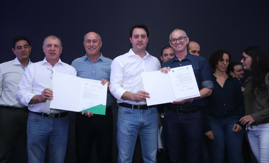 O Governo do Paraná concluiu nesta sexta-feira (17) a agenda em Maringá com a confirmação de R$ 41 milhões para ações e investimentos em 40 municípios da região Noroeste. O governador Carlos Massa Ratinho Junior recebeu prefeitos na 47ª Expoingá, no Parque Internacional de Exposições Francisco Feio Ribeiro. O encontro fez parte das ações em Maringá como sede administrativa do governo estadual. Foto: Rodrio Felix Leal/ANPr