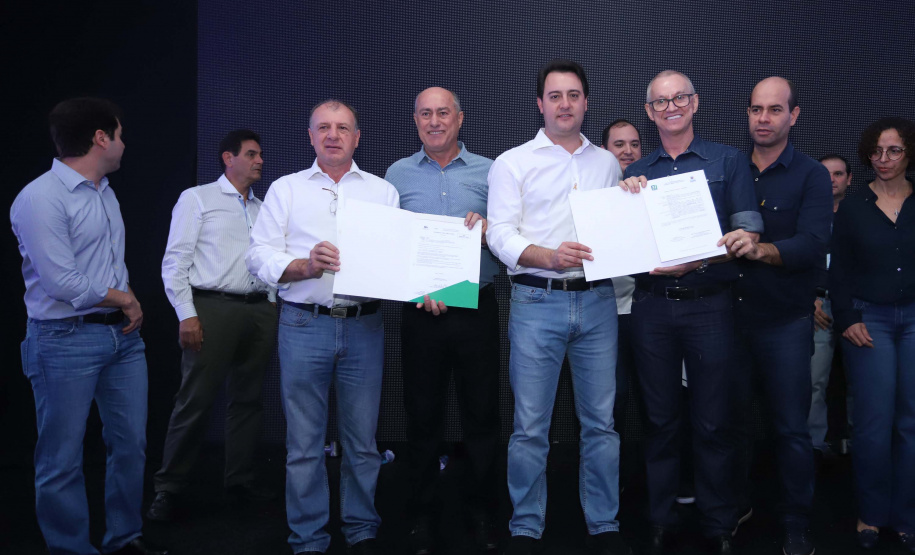 O Governo do Paraná concluiu nesta sexta-feira (17) a agenda em Maringá com a confirmação de R$ 41 milhões para ações e investimentos em 40 municípios da região Noroeste. O governador Carlos Massa Ratinho Junior recebeu prefeitos na 47ª Expoingá, no Parque Internacional de Exposições Francisco Feio Ribeiro. O encontro fez parte das ações em Maringá como sede administrativa do governo estadual. Foto: Rodrio Felix Leal/ANPr