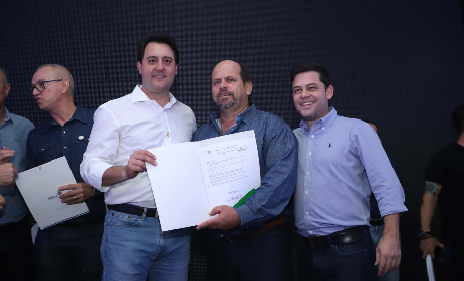 O Governo do Paraná concluiu nesta sexta-feira (17) a agenda em Maringá com a confirmação de R$ 41 milhões para ações e investimentos em 40 municípios da região Noroeste. O governador Carlos Massa Ratinho Junior recebeu prefeitos na 47ª Expoingá, no Parque Internacional de Exposições Francisco Feio Ribeiro. O encontro fez parte das ações em Maringá como sede administrativa do governo estadual. Foto: Rodrio Felix Leal/ANPr