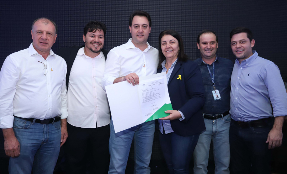 O Governo do Paraná concluiu nesta sexta-feira (17) a agenda em Maringá com a confirmação de R$ 41 milhões para ações e investimentos em 40 municípios da região Noroeste. O governador Carlos Massa Ratinho Junior recebeu prefeitos na 47ª Expoingá, no Parque Internacional de Exposições Francisco Feio Ribeiro. O encontro fez parte das ações em Maringá como sede administrativa do governo estadual. Foto: Rodrio Felix Leal/ANPr