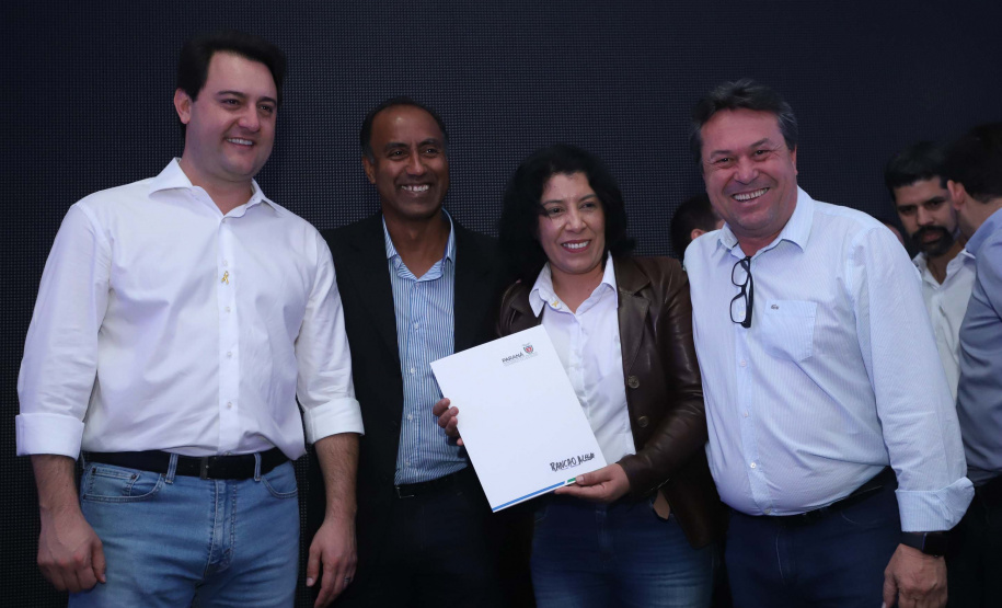 O Governo do Paraná concluiu nesta sexta-feira (17) a agenda em Maringá com a confirmação de R$ 41 milhões para ações e investimentos em 40 municípios da região Noroeste. O governador Carlos Massa Ratinho Junior recebeu prefeitos na 47ª Expoingá, no Parque Internacional de Exposições Francisco Feio Ribeiro. O encontro fez parte das ações em Maringá como sede administrativa do governo estadual. Foto: Rodrio Felix Leal/ANPr