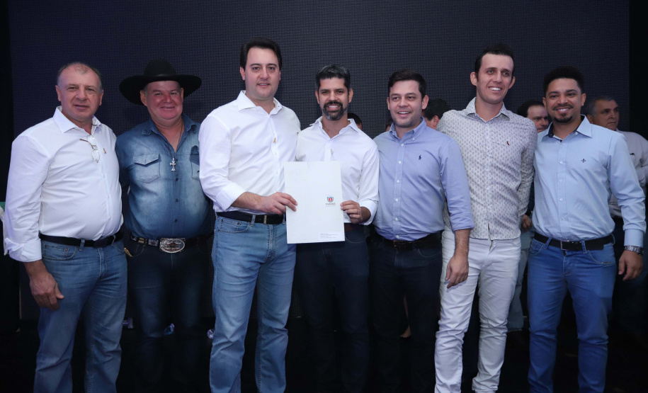 O Governo do Paraná concluiu nesta sexta-feira (17) a agenda em Maringá com a confirmação de R$ 41 milhões para ações e investimentos em 40 municípios da região Noroeste. O governador Carlos Massa Ratinho Junior recebeu prefeitos na 47ª Expoingá, no Parque Internacional de Exposições Francisco Feio Ribeiro. O encontro fez parte das ações em Maringá como sede administrativa do governo estadual. Foto: Rodrio Felix Leal/ANPr