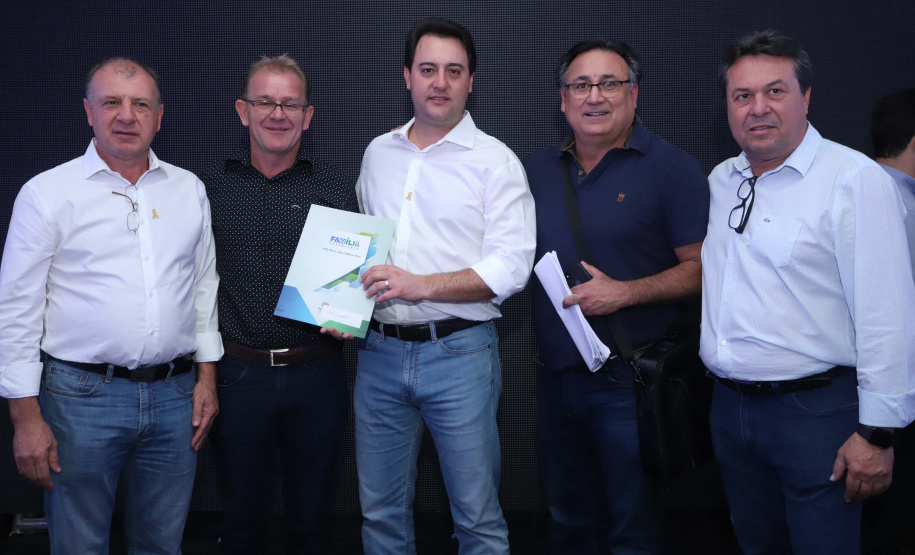 O Governo do Paraná concluiu nesta sexta-feira (17) a agenda em Maringá com a confirmação de R$ 41 milhões para ações e investimentos em 40 municípios da região Noroeste. O governador Carlos Massa Ratinho Junior recebeu prefeitos na 47ª Expoingá, no Parque Internacional de Exposições Francisco Feio Ribeiro. O encontro fez parte das ações em Maringá como sede administrativa do governo estadual. Foto: Rodrio Felix Leal/ANPr