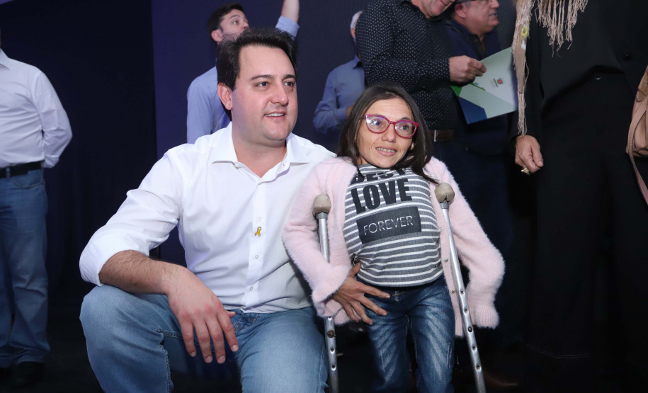 O Governo do Paraná concluiu nesta sexta-feira (17) a agenda em Maringá com a confirmação de R$ 41 milhões para ações e investimentos em 40 municípios da região Noroeste. O governador Carlos Massa Ratinho Junior recebeu prefeitos na 47ª Expoingá, no Parque Internacional de Exposições Francisco Feio Ribeiro. O encontro fez parte das ações em Maringá como sede administrativa do governo estadual. Foto: Rodrio Felix Leal/ANPr