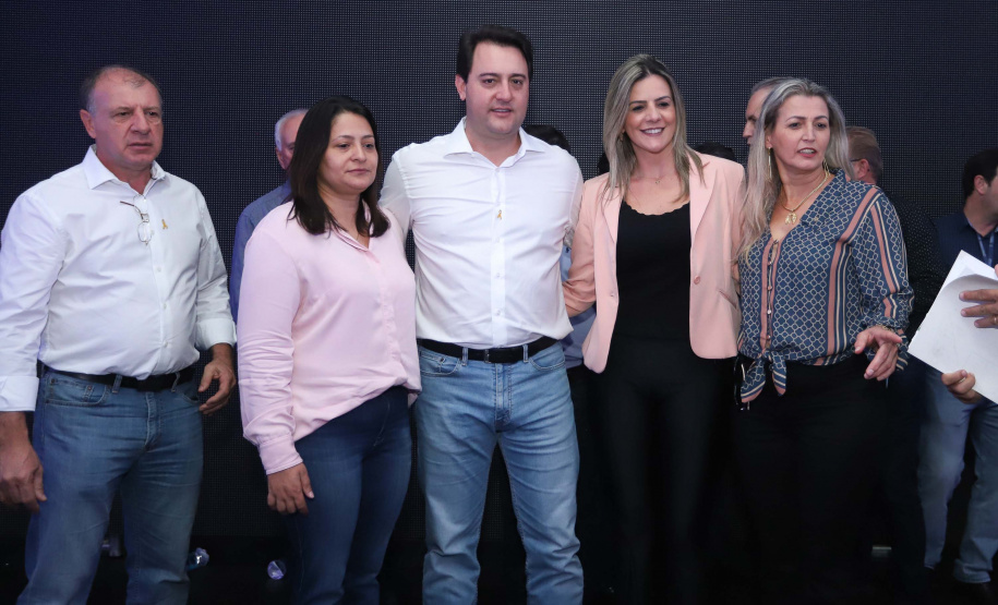 O Governo do Paraná concluiu nesta sexta-feira (17) a agenda em Maringá com a confirmação de R$ 41 milhões para ações e investimentos em 40 municípios da região Noroeste. O governador Carlos Massa Ratinho Junior recebeu prefeitos na 47ª Expoingá, no Parque Internacional de Exposições Francisco Feio Ribeiro. O encontro fez parte das ações em Maringá como sede administrativa do governo estadual. Foto: Rodrio Felix Leal/ANPr