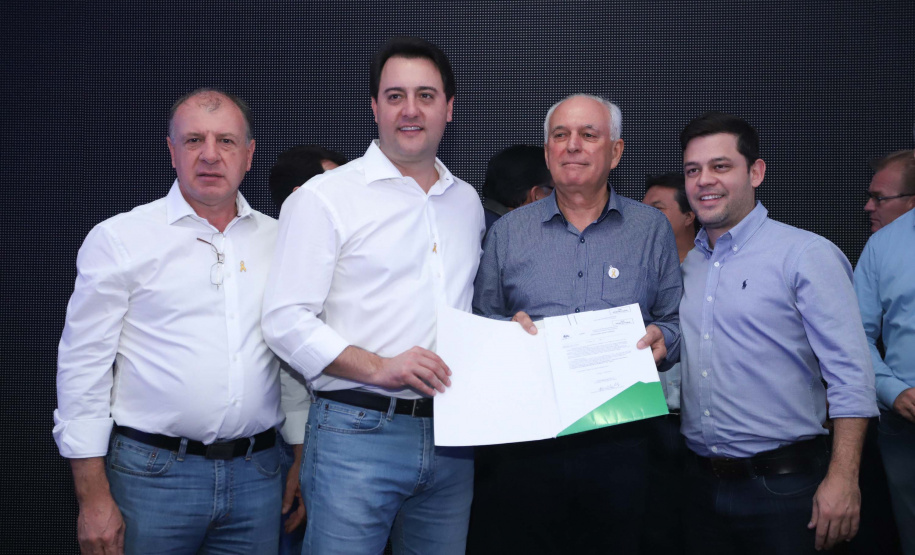 O Governo do Paraná concluiu nesta sexta-feira (17) a agenda em Maringá com a confirmação de R$ 41 milhões para ações e investimentos em 40 municípios da região Noroeste. O governador Carlos Massa Ratinho Junior recebeu prefeitos na 47ª Expoingá, no Parque Internacional de Exposições Francisco Feio Ribeiro. O encontro fez parte das ações em Maringá como sede administrativa do governo estadual. Foto: Rodrio Felix Leal/ANPr