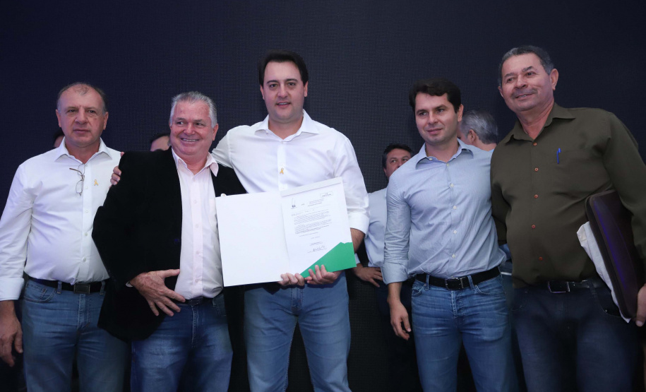 O Governo do Paraná concluiu nesta sexta-feira (17) a agenda em Maringá com a confirmação de R$ 41 milhões para ações e investimentos em 40 municípios da região Noroeste. O governador Carlos Massa Ratinho Junior recebeu prefeitos na 47ª Expoingá, no Parque Internacional de Exposições Francisco Feio Ribeiro. O encontro fez parte das ações em Maringá como sede administrativa do governo estadual. Foto: Rodrio Felix Leal/ANPr