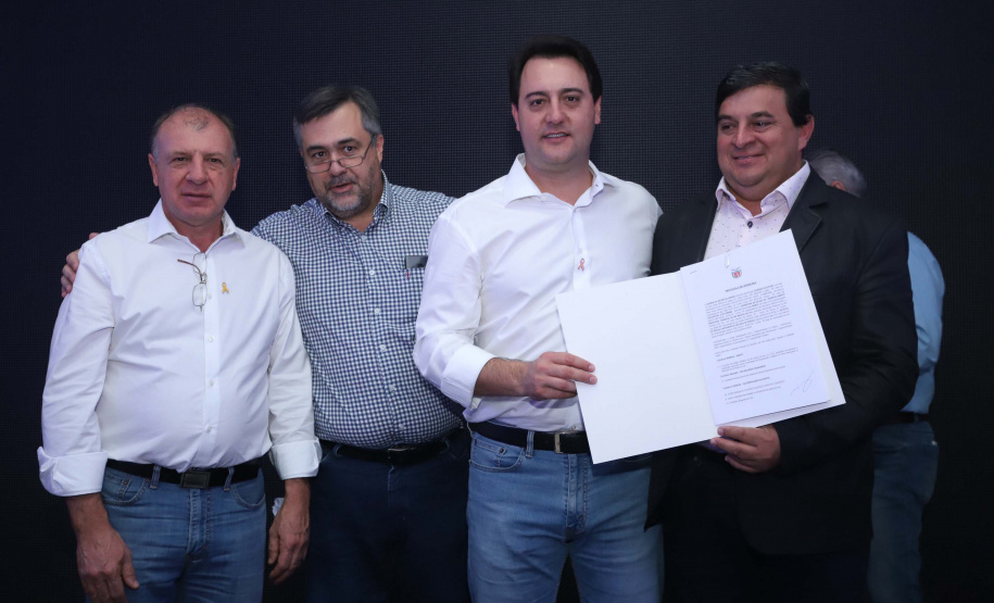 O Governo do Paraná concluiu nesta sexta-feira (17) a agenda em Maringá com a confirmação de R$ 41 milhões para ações e investimentos em 40 municípios da região Noroeste. O governador Carlos Massa Ratinho Junior recebeu prefeitos na 47ª Expoingá, no Parque Internacional de Exposições Francisco Feio Ribeiro. O encontro fez parte das ações em Maringá como sede administrativa do governo estadual. Foto: Rodrio Felix Leal/ANPr