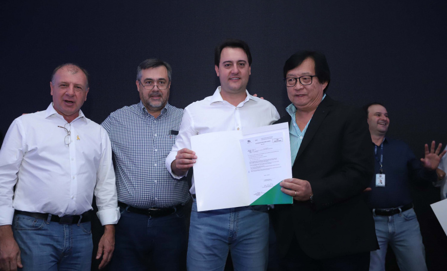 O Governo do Paraná concluiu nesta sexta-feira (17) a agenda em Maringá com a confirmação de R$ 41 milhões para ações e investimentos em 40 municípios da região Noroeste. O governador Carlos Massa Ratinho Junior recebeu prefeitos na 47ª Expoingá, no Parque Internacional de Exposições Francisco Feio Ribeiro. O encontro fez parte das ações em Maringá como sede administrativa do governo estadual. Foto: Rodrio Felix Leal/ANPr