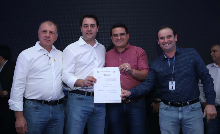 O Governo do Paraná concluiu nesta sexta-feira (17) a agenda em Maringá com a confirmação de R$ 41 milhões para ações e investimentos em 40 municípios da região Noroeste. O governador Carlos Massa Ratinho Junior recebeu prefeitos na 47ª Expoingá, no Parque Internacional de Exposições Francisco Feio Ribeiro. O encontro fez parte das ações em Maringá como sede administrativa do governo estadual. Foto: Rodrio Felix Leal/ANPr