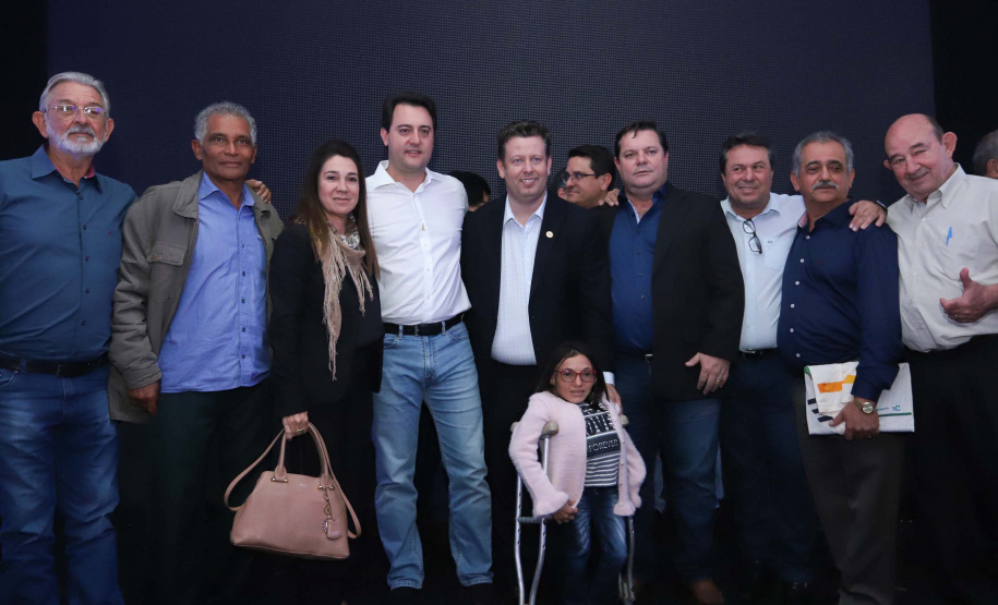 O Governo do Paraná concluiu nesta sexta-feira (17) a agenda em Maringá com a confirmação de R$ 41 milhões para ações e investimentos em 40 municípios da região Noroeste. O governador Carlos Massa Ratinho Junior recebeu prefeitos na 47ª Expoingá, no Parque Internacional de Exposições Francisco Feio Ribeiro. O encontro fez parte das ações em Maringá como sede administrativa do governo estadual. Foto: Rodrio Felix Leal/ANPr