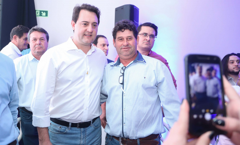 O Governo do Paraná concluiu nesta sexta-feira (17) a agenda em Maringá com a confirmação de R$ 41 milhões para ações e investimentos em 40 municípios da região Noroeste. O governador Carlos Massa Ratinho Junior recebeu prefeitos na 47ª Expoingá, no Parque Internacional de Exposições Francisco Feio Ribeiro. O encontro fez parte das ações em Maringá como sede administrativa do governo estadual. Foto: Rodrio Felix Leal/ANPr