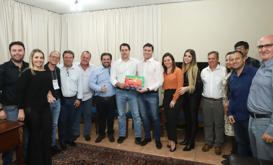 O Governo do Paraná concluiu nesta sexta-feira (17) a agenda em Maringá com a confirmação de R$ 41 milhões para ações e investimentos em 40 municípios da região Noroeste. O governador Carlos Massa Ratinho Junior recebeu prefeitos na 47ª Expoingá, no Parque Internacional de Exposições Francisco Feio Ribeiro. O encontro fez parte das ações em Maringá como sede administrativa do governo estadual. Foto: Rodrio Felix Leal/ANPr