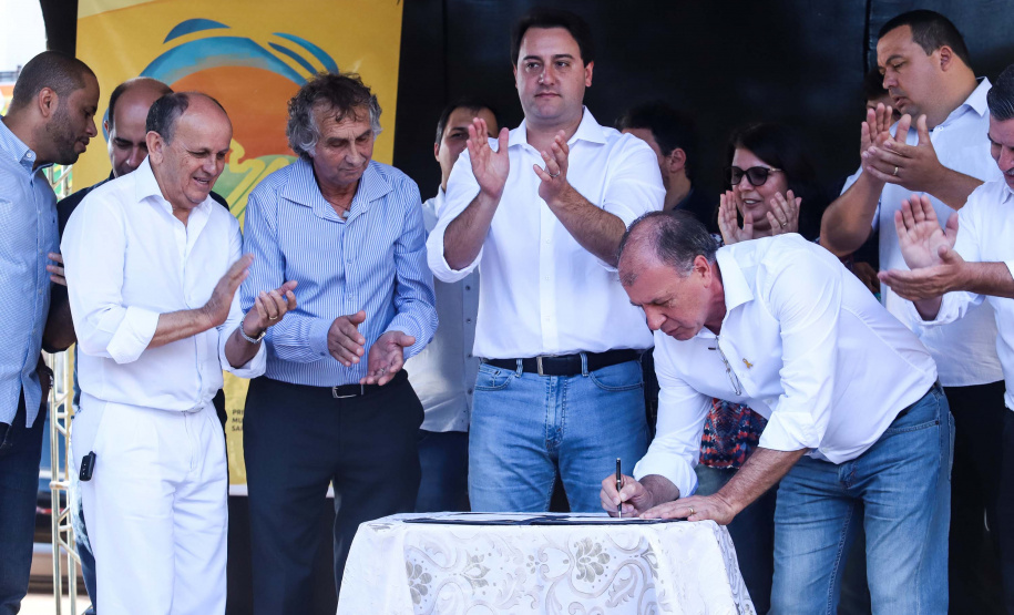 O Governo do Paraná concluiu nesta sexta-feira (17) a agenda em Maringá com a confirmação de R$ 41 milhões para ações e investimentos em 40 municípios da região Noroeste. O governador Carlos Massa Ratinho Junior recebeu prefeitos na 47ª Expoingá, no Parque Internacional de Exposições Francisco Feio Ribeiro. O encontro fez parte das ações em Maringá como sede administrativa do governo estadual. Foto: Rodrio Felix Leal/ANPr