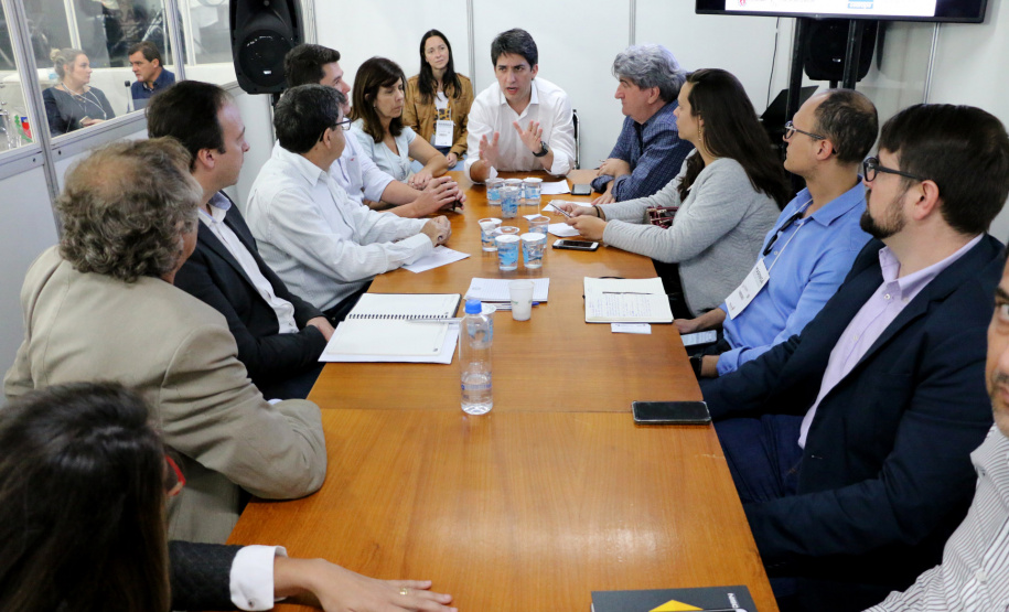 O secretário de Estado do Planejamento, Valdemar Bernardo Jorge, participou na ExpoIngá durante a interiorização do Governo do  Estado, de um encontro com prefeitos e técnicos de 15 municípios da região de Maringá. Foi apresentado o Plano de Desenvolvimento Metrópole Norte, com temas relacionados a água, resíduos, infraestrutura e tributos. 
Foto: Divulgação/SEPL