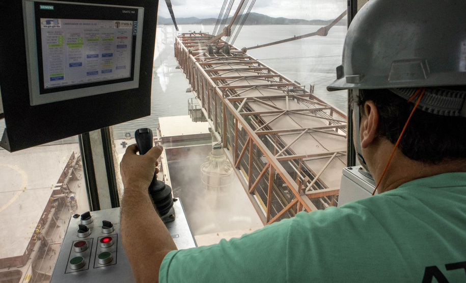 19% das exportações da soja brasileira passa pelos Portos do Paraná. Foto: Claudio Neves/APPA