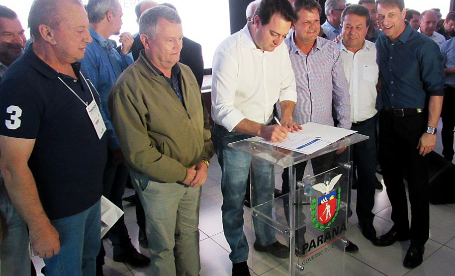 Governador Carlos Massa Ratinho Junior assina contrato de bonificação para seis prefeituras da região Noroeste
  Foto: Divulgação/Sanepar