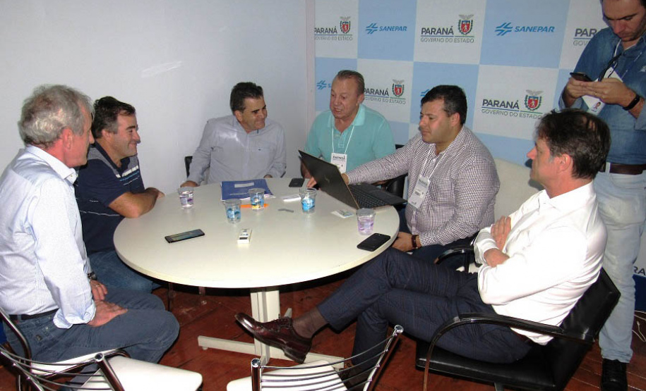 Prefeitos, secretários e vereadores de mais de 20 cidades da região Noroeste reuniram-se com a diretoria da Sanepar nesta quinta e sexta-feira (16 e 17), durante a regionalização do Governo do Estado na Expoingá, em Maringá