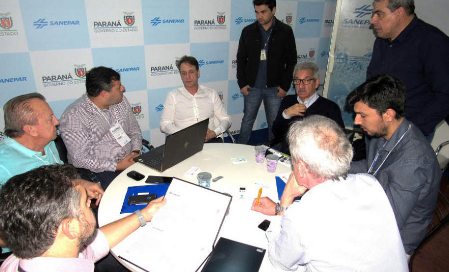 Prefeitos, secretários e vereadores de mais de 20 cidades da região Noroeste reuniram-se com a diretoria da Sanepar nesta quinta e sexta-feira (16 e 17), durante a regionalização do Governo do Estado na Expoingá, em Maringá