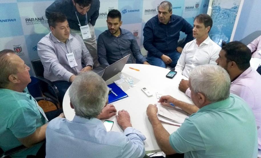 Prefeitos, secretários e vereadores de mais de 20 cidades da região Noroeste reuniram-se com a diretoria da Sanepar nesta quinta e sexta-feira (16 e 17), durante a regionalização do Governo do Estado na Expoingá, em Maringá