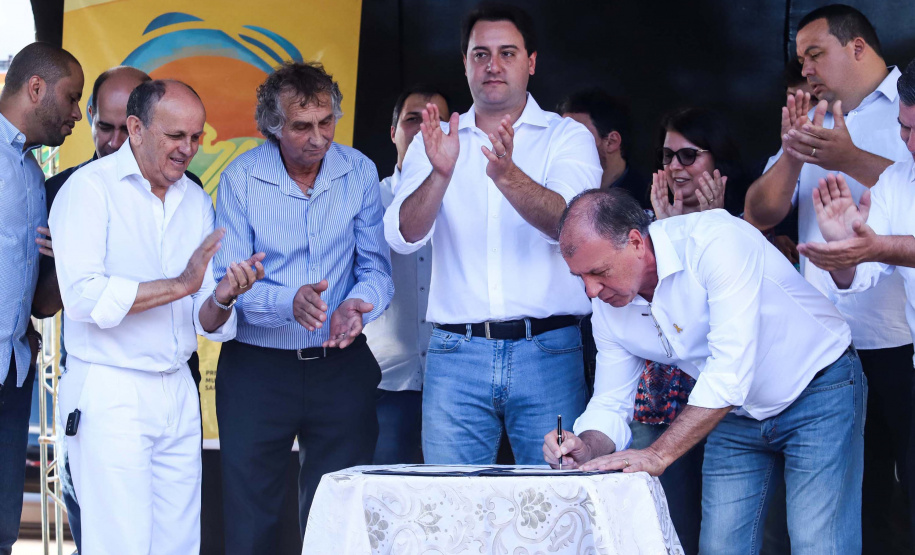 O município de Sarandi, no Noroeste do Paraná, vai implantar galerias pluviais e recapear ruas do Jardim Independência. O investimento é de R$ 3,7 milhões, com recursos do Estado, a fundo perdido. Nesta sexta-feira (17), o governador Carlos Massa Ratinho Júnior esteve em Sarandi e assinou a ordem de serviço para o início das obras. Foto: Rodrigo Felix Leal/ANPr